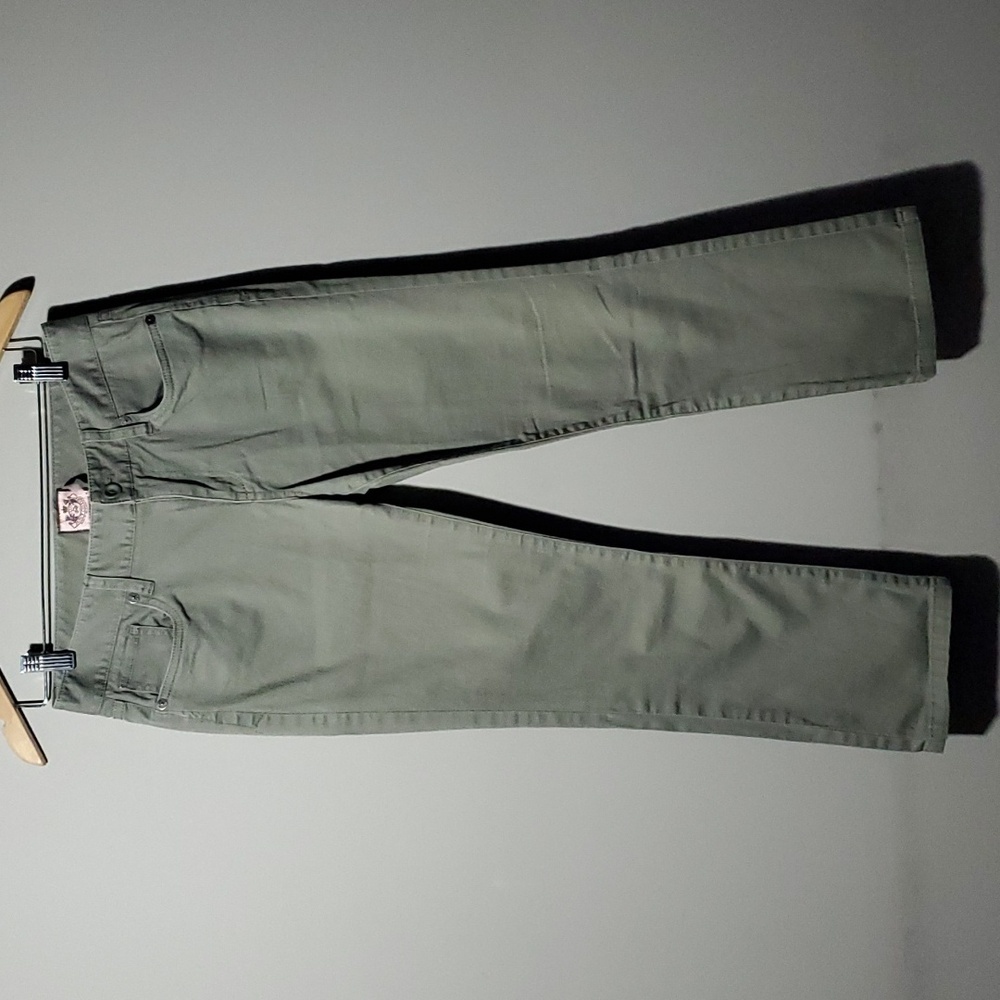 Size 4 Juicy Couture Pastel Olive Green Capri Pants